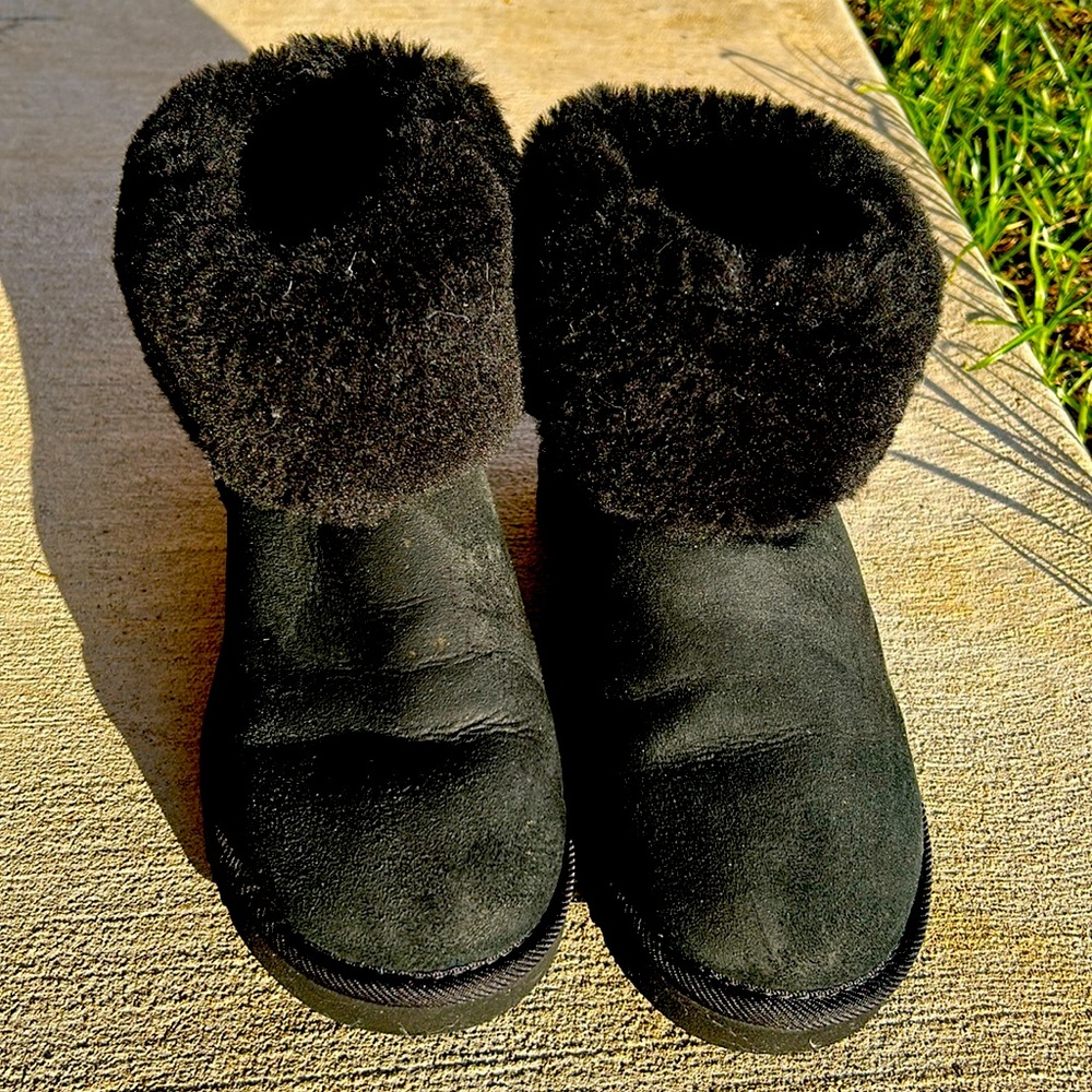 Ugg Australia Mini Boots in Black. Size 8